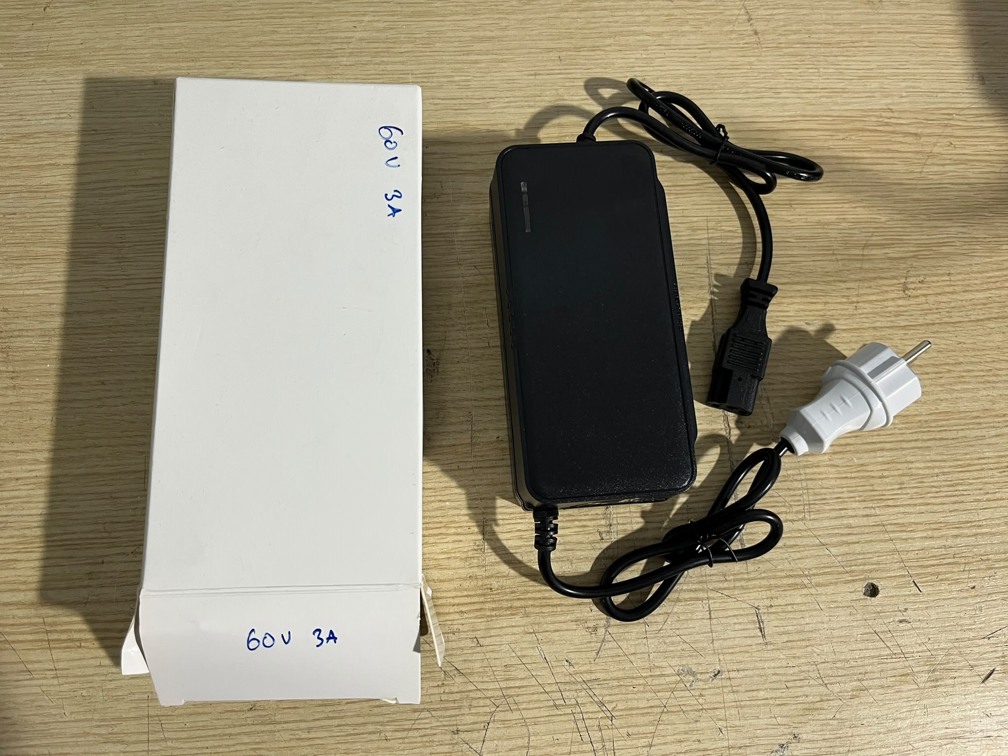 JIA PENG 74.2V 3.0A Sarj Aleti / Sıfır / Kutulu /Plastik 